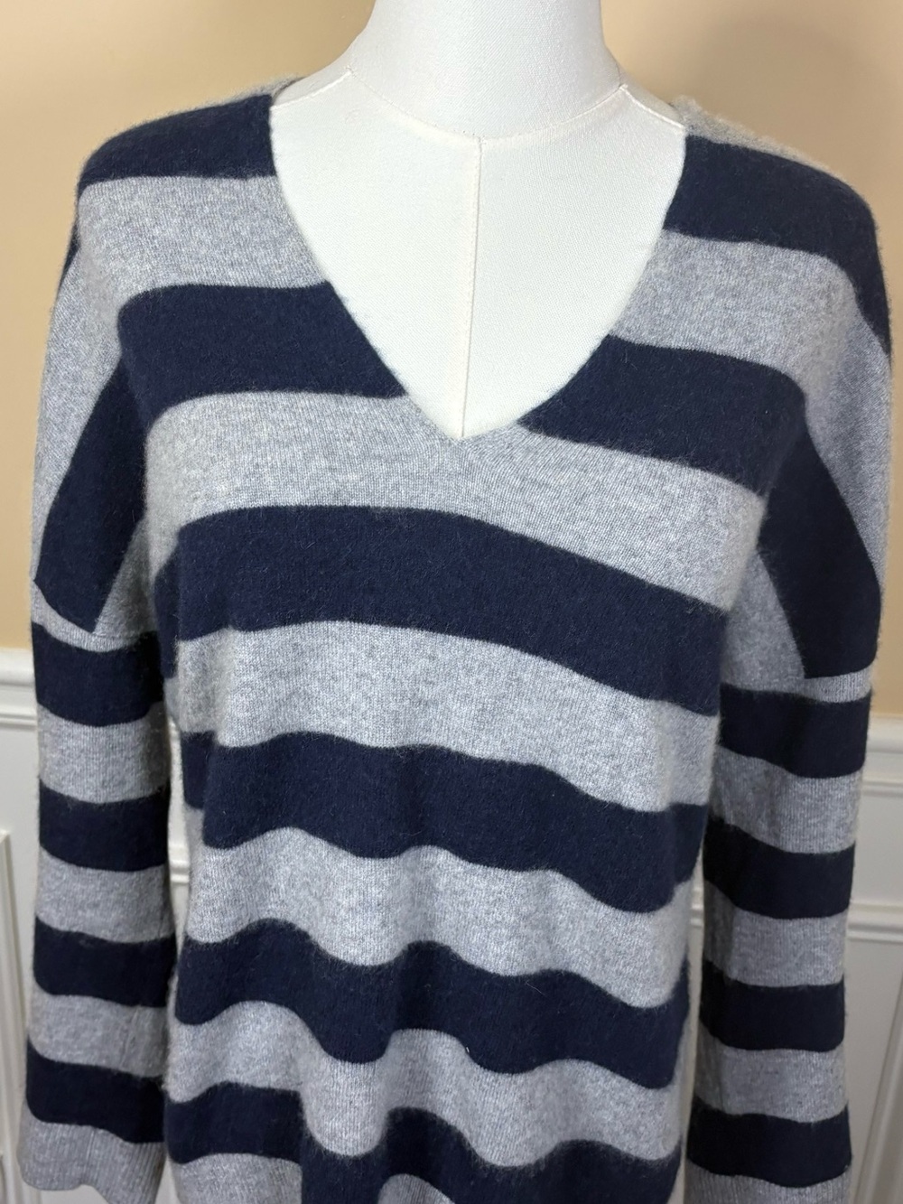 💙 Vince 100% Cashmere Navy & Heather Gray Stripe V-Neck Sweater S